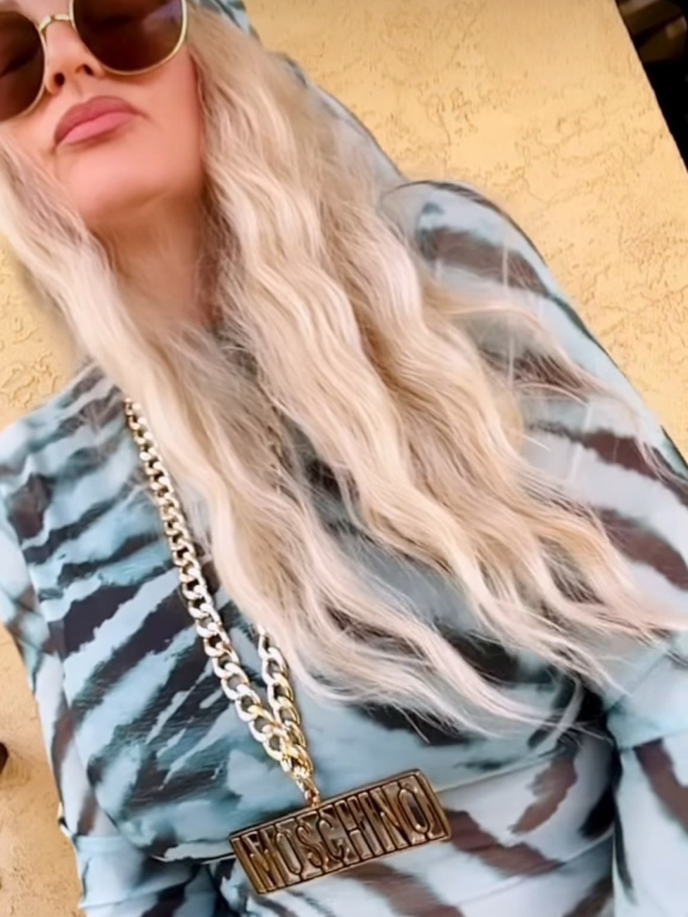 MOSCHINO RAPPERS GOLD DELIGHT NECKLACE - Picture 5 of 6